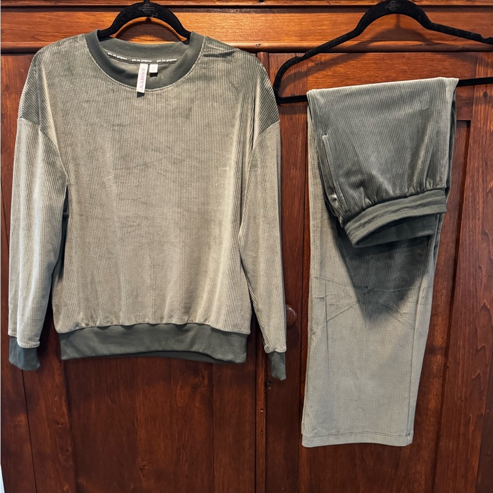 Joyspun Green Velour Lounge Set